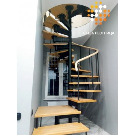 Винтовая модульная лестница в коттедж с комбинированными элементами